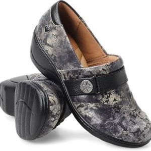 Nurse Mates > Kris Paisely Leather Slip Ons Size 9.5 M